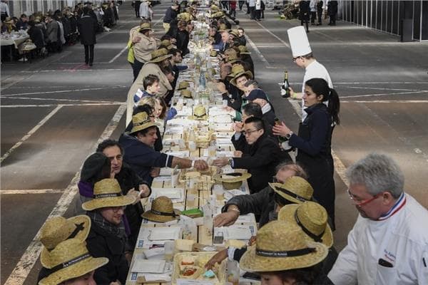 أكبر مائدة في العالم بمناسبة الذكرى الـ 50 لسوق رانجيس جنوب باريس 