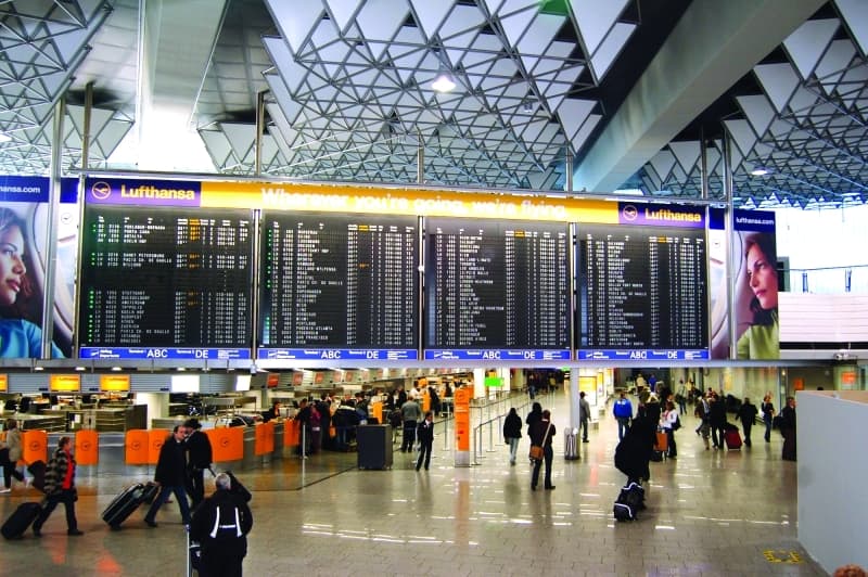 خلل تقني يتسبب في إلغاء عشرات الرحلات من مطار فرانكفورت