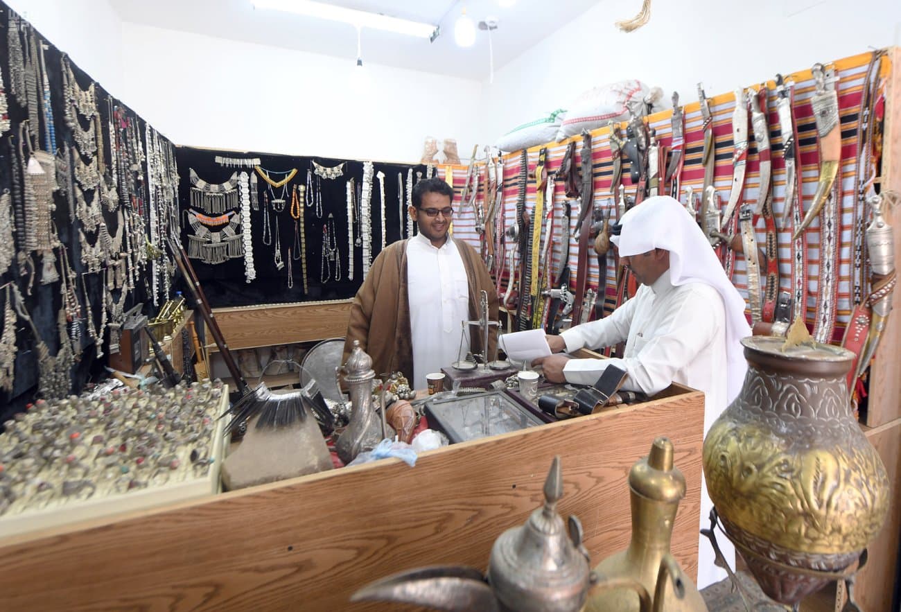 سوق الثلاثاء في أبها.. بوابة التجارة منذ 200 عام