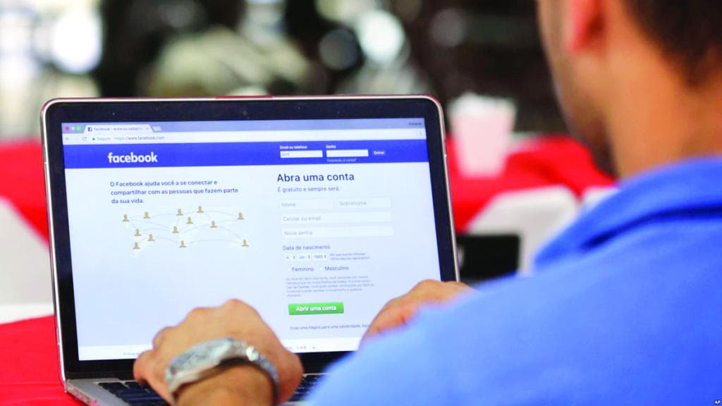 حذف المحتوى السيئ في «الإنترنت» مثل ملاحقة قطعة صابون في حوض استحمام