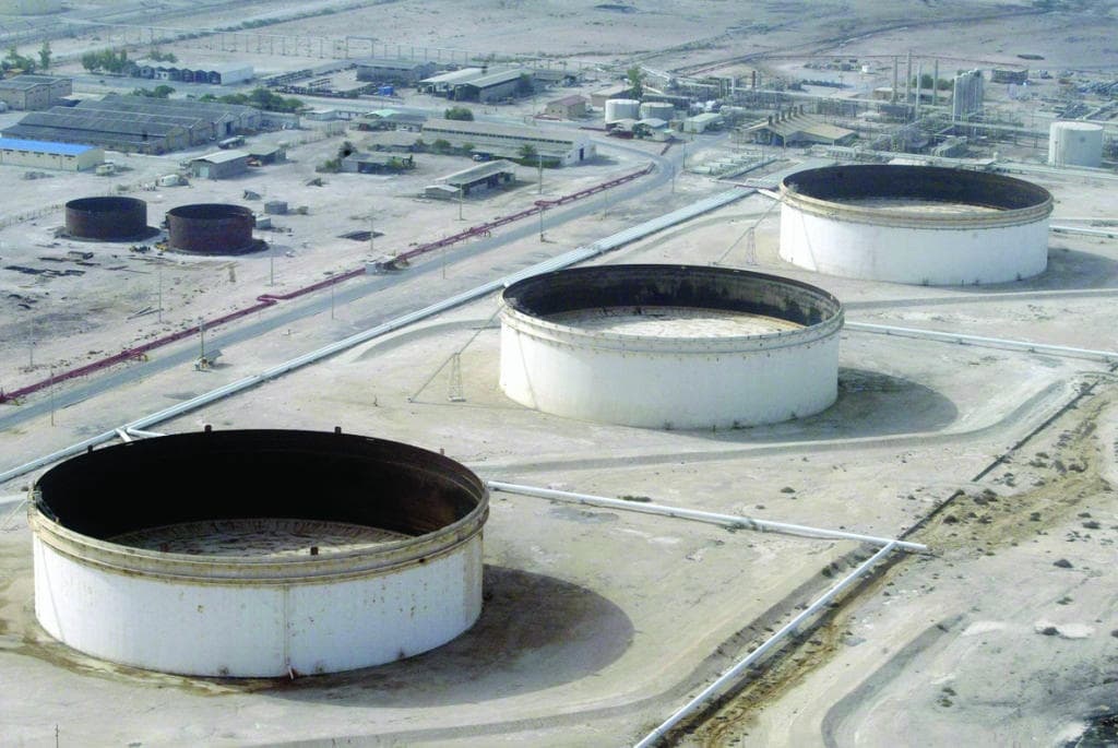 تقارير دولية: الاقتصاد الإيراني تحت ضغط شديد مع قرب جفاف عوائده النفطية