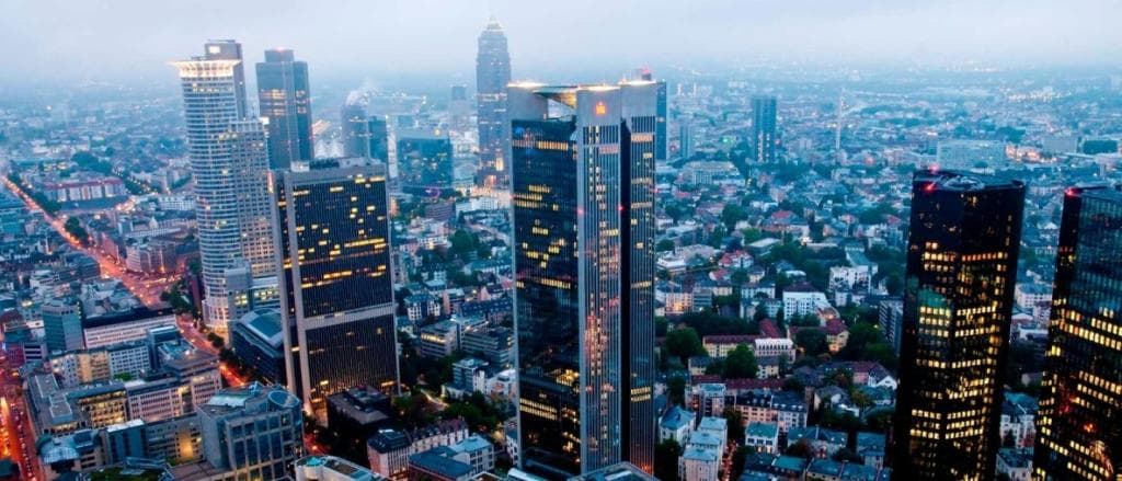 خطوط العالم المالية النابضة تنادي بمغادرة لندن