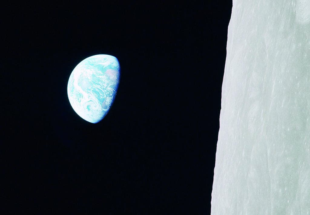 تجريد الرواد من احتكار رؤية بهاء الأرض «من فوق»