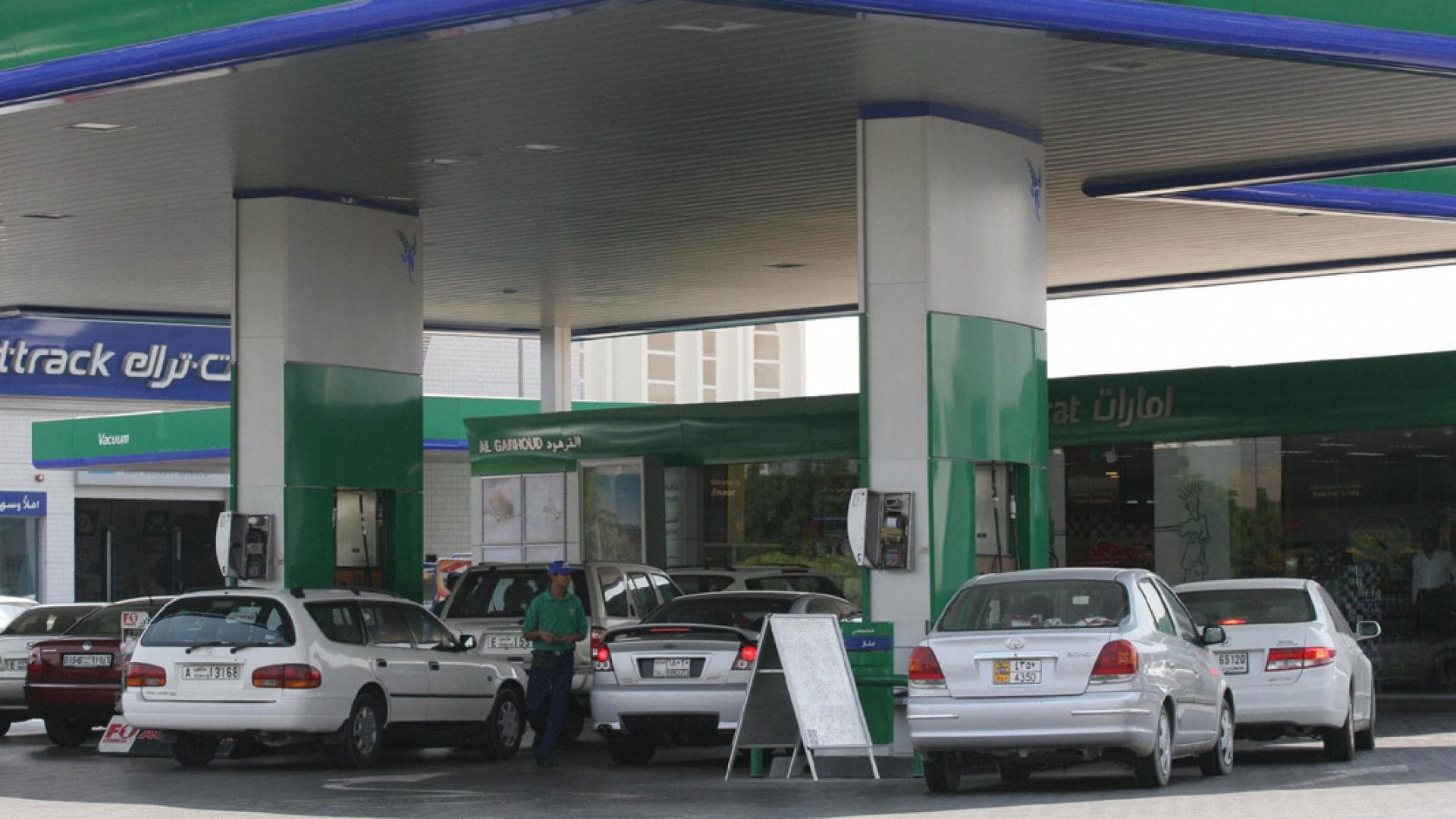 مصر وقبلها الإمارات وعُمان وقطر ترفع أسعار الوقود