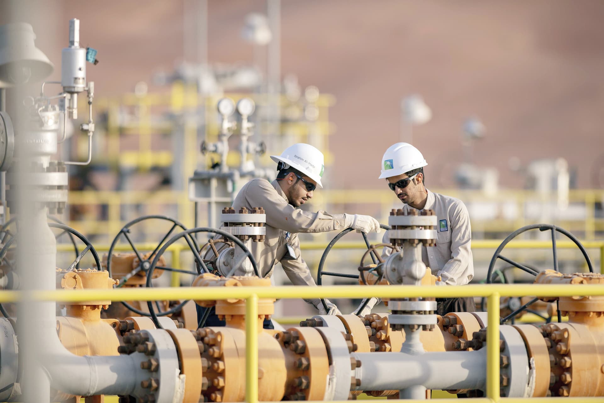 السوق النفطية تواجه ضغوطا متضادة التأثير .. الحرب التجارية والمخاطر الجيوسياسية 