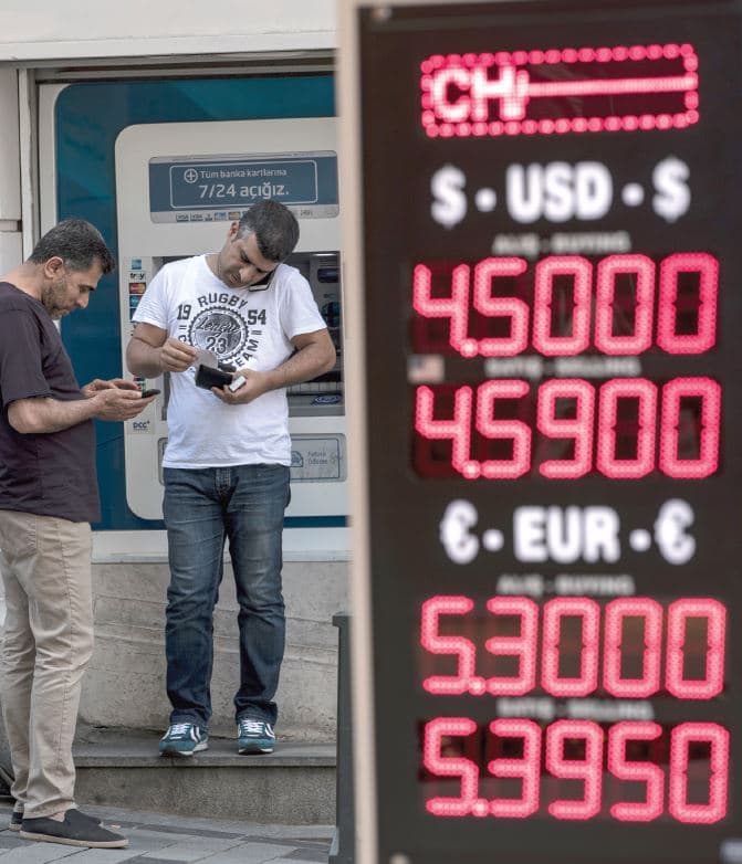 محللون لـ "الاقتصادية": الدولار يتسيد أمام اليورو عبر زيادة الطلب والتجارة الدولية 