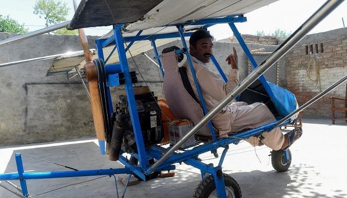 بائع "فشار" باكستاني يحقق حلمه بصنع طائرة بدائية