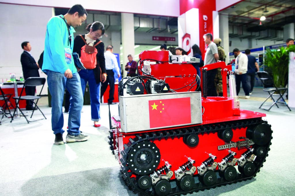 مكتشف القنابل