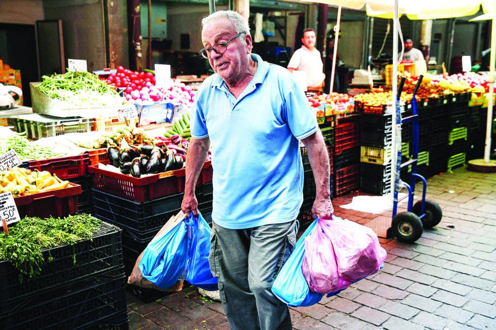 الفقر في اليونان يقترب من 32 % .. يطول 3.3 مليون نسمة