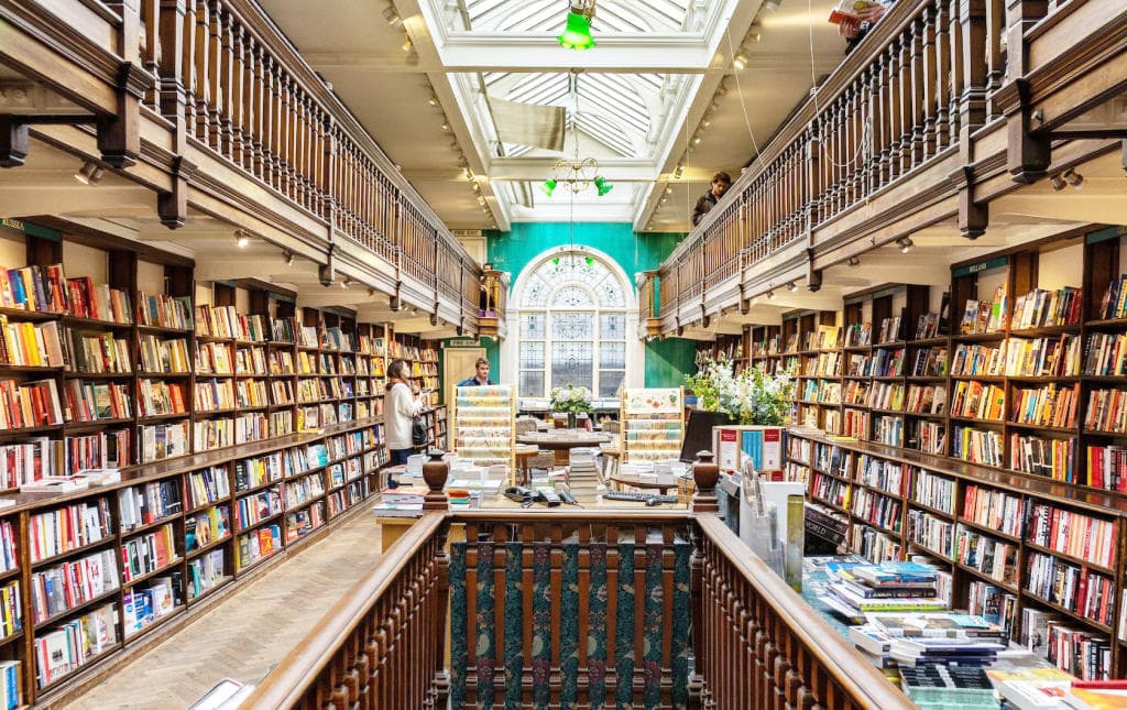 محال بيع الكتب التقليدية تصد هجمة «أمازون»