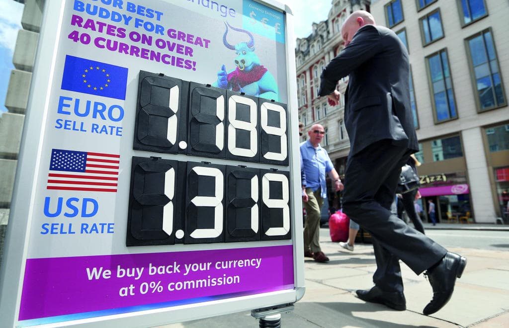 الدولار يفاقم خسائره أمام اليورو والين بفعل توقعات خفض الفائدة