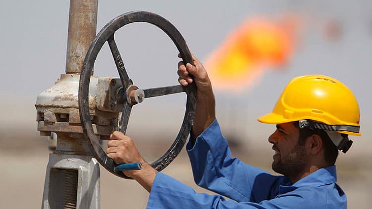 النفط يرتفع أكثر من 2 % مع هبوط مخزونات الخام والمنتجات المكررة في أمريكا