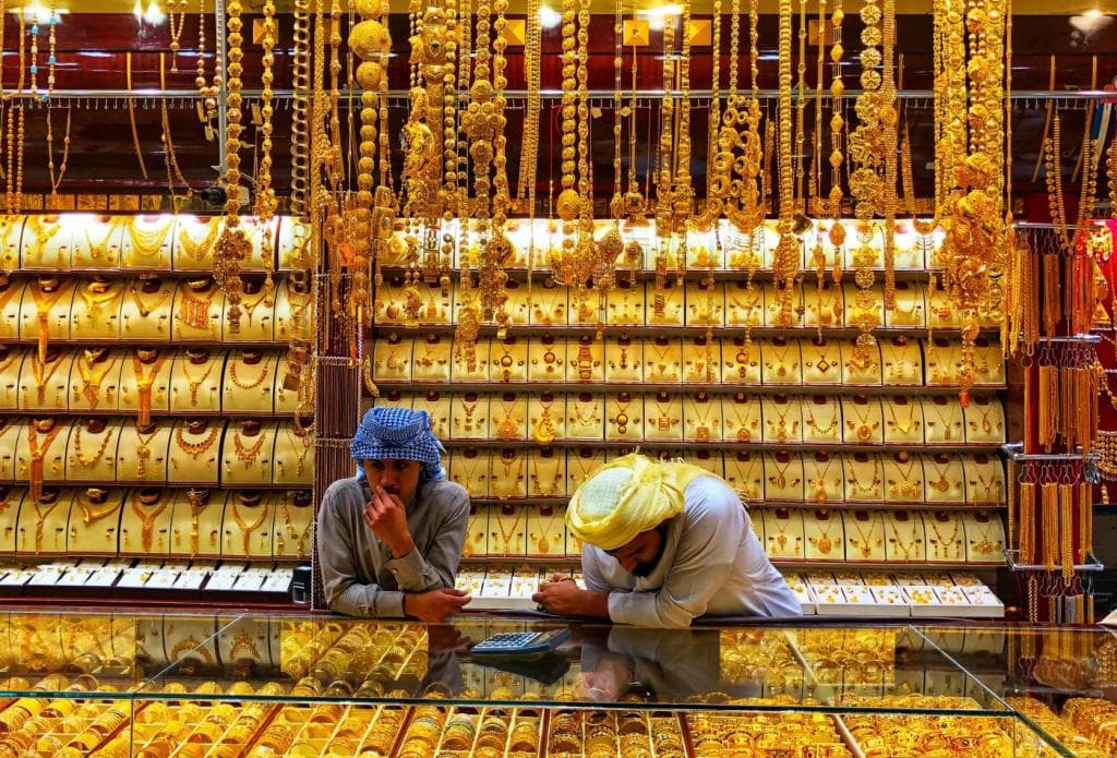 الذهب ينخفض مع تعزز الدولار قبل شهادة باول