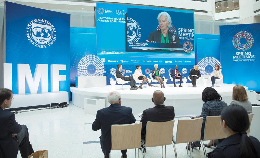 العالم يحيي اليوبيل الماسي لـ «بريتون وودز».. بالنواح