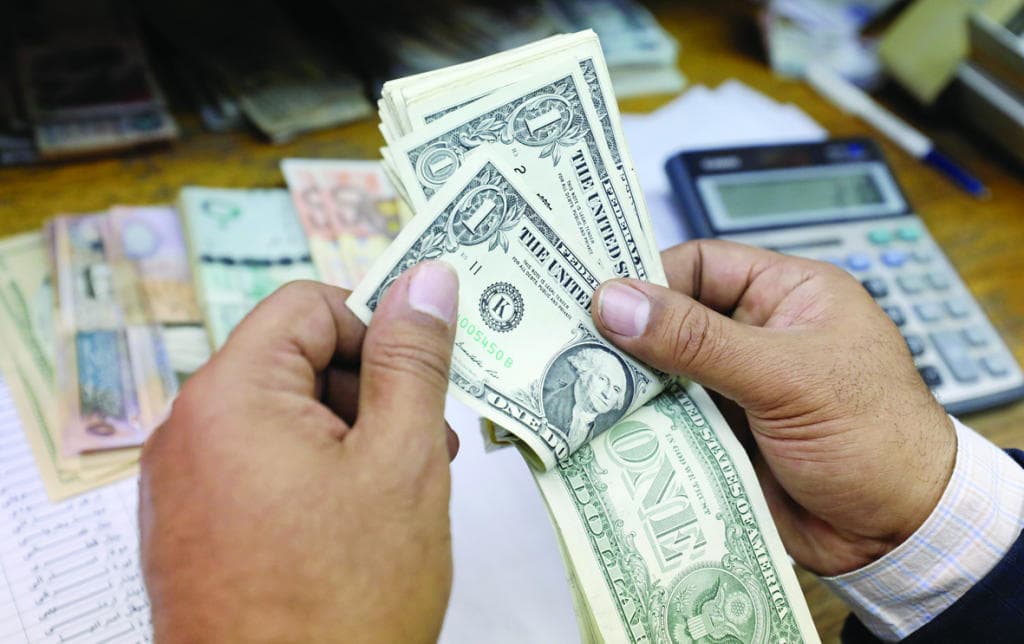 الدولار يتراجع لليوم الثالث .. والذهب متماسك فوق 1400 دولار