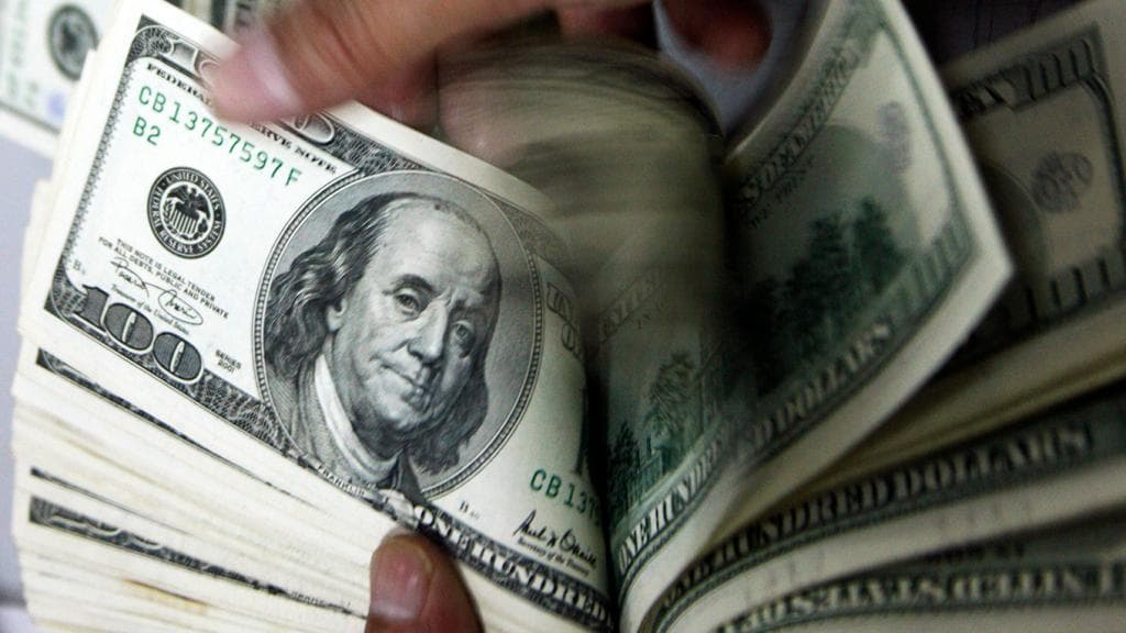 الدولار ينخفض بفعل تراجع عوائد السندات الأمريكية