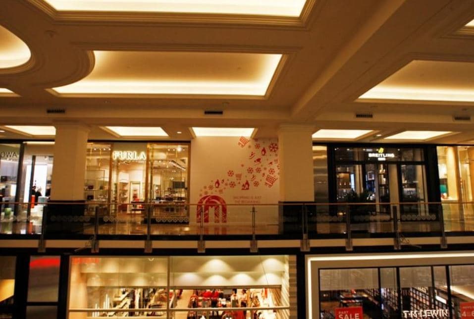 متسوقو دبي الموسرون يشدون الأحزمة