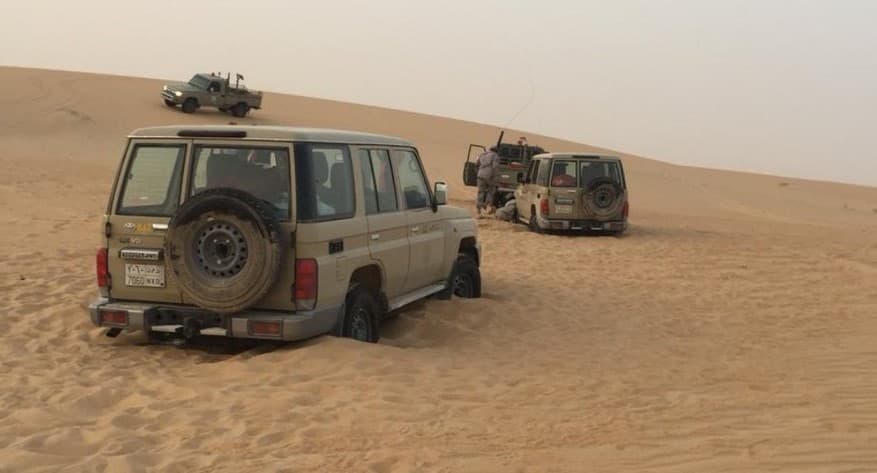 حرس الحدود ينقذ ثلاثة دنماركيين وسعوديين وكندي علقت مركباتهم في رمال الربع الخالي