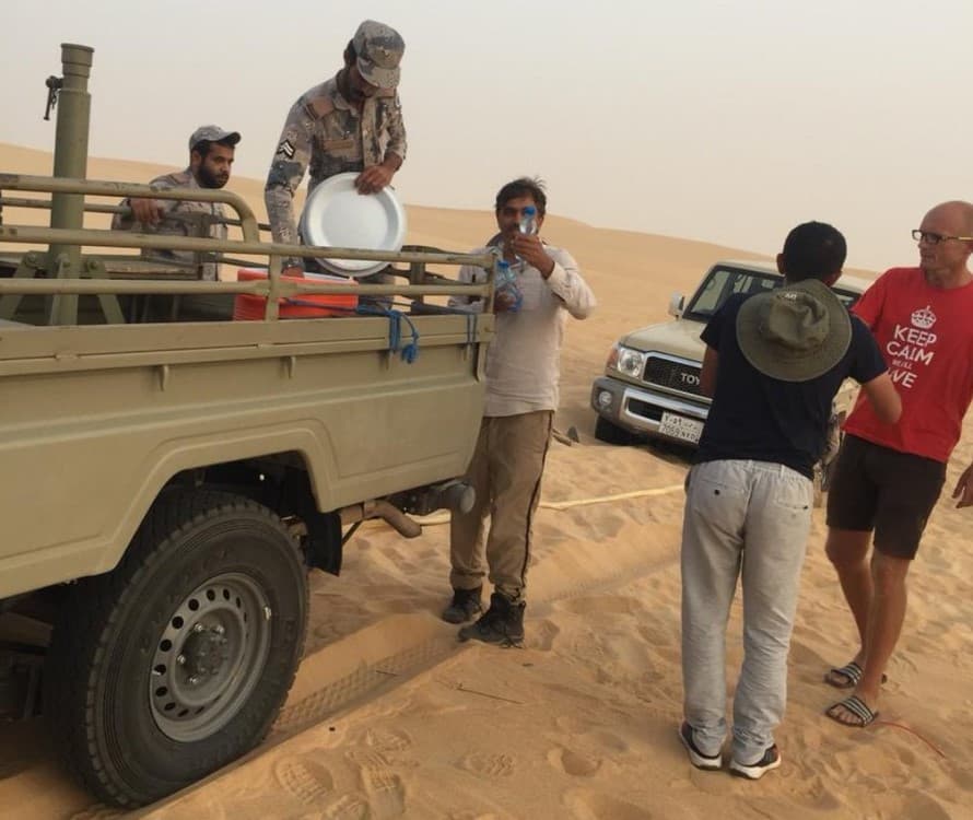 حرس الحدود ينقذ ثلاثة دنماركيين وسعوديين وكندي علقت مركباتهم في رمال الربع الخالي