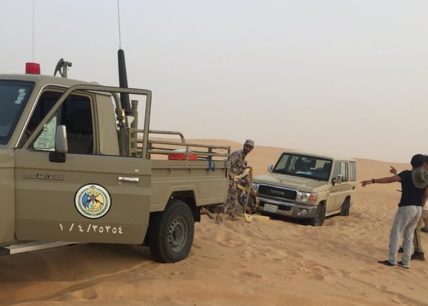 حرس الحدود ينقذ ثلاثة دنماركيين وسعوديين وكندي علقت مركباتهم في رمال الربع الخالي