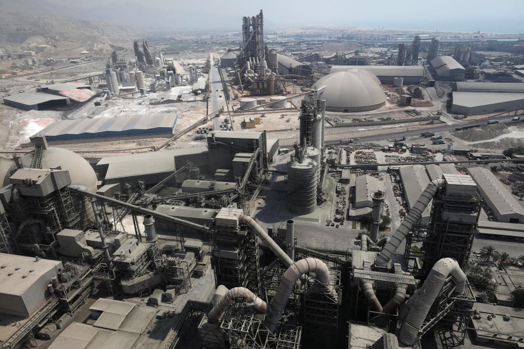 مصنع أسمنت في الإمارات يستخدم روث الإبل كوقود لتشغيل خطوط الإنتاج