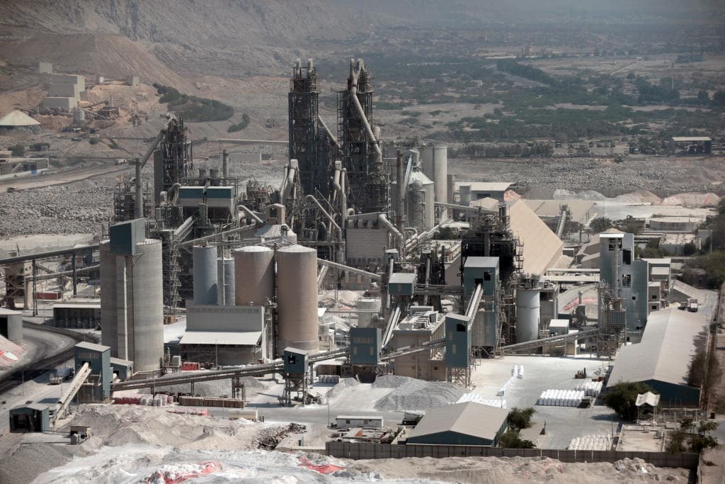 مصنع أسمنت في الإمارات يستخدم روث الإبل كوقود لتشغيل خطوط الإنتاج