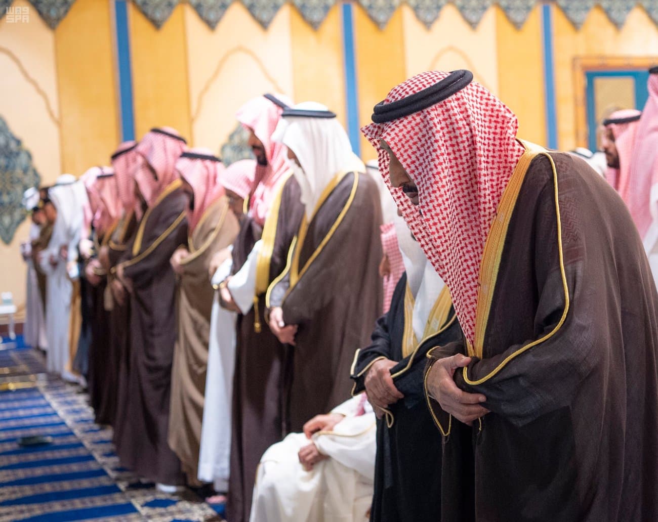 خادم الحرمين الشريفين يؤدي صلاة الميت على الأمير بندر بن عبدالعزيز