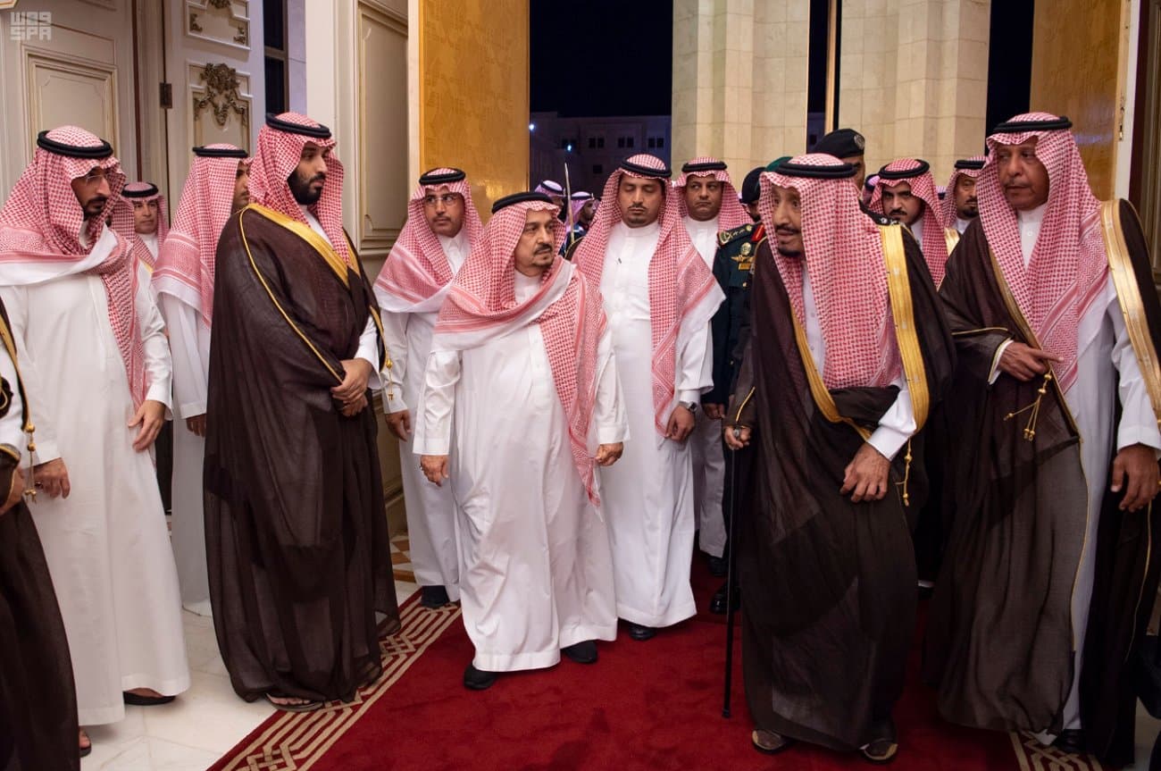 خادم الحرمين الشريفين يؤدي صلاة الميت على الأمير بندر بن عبدالعزيز