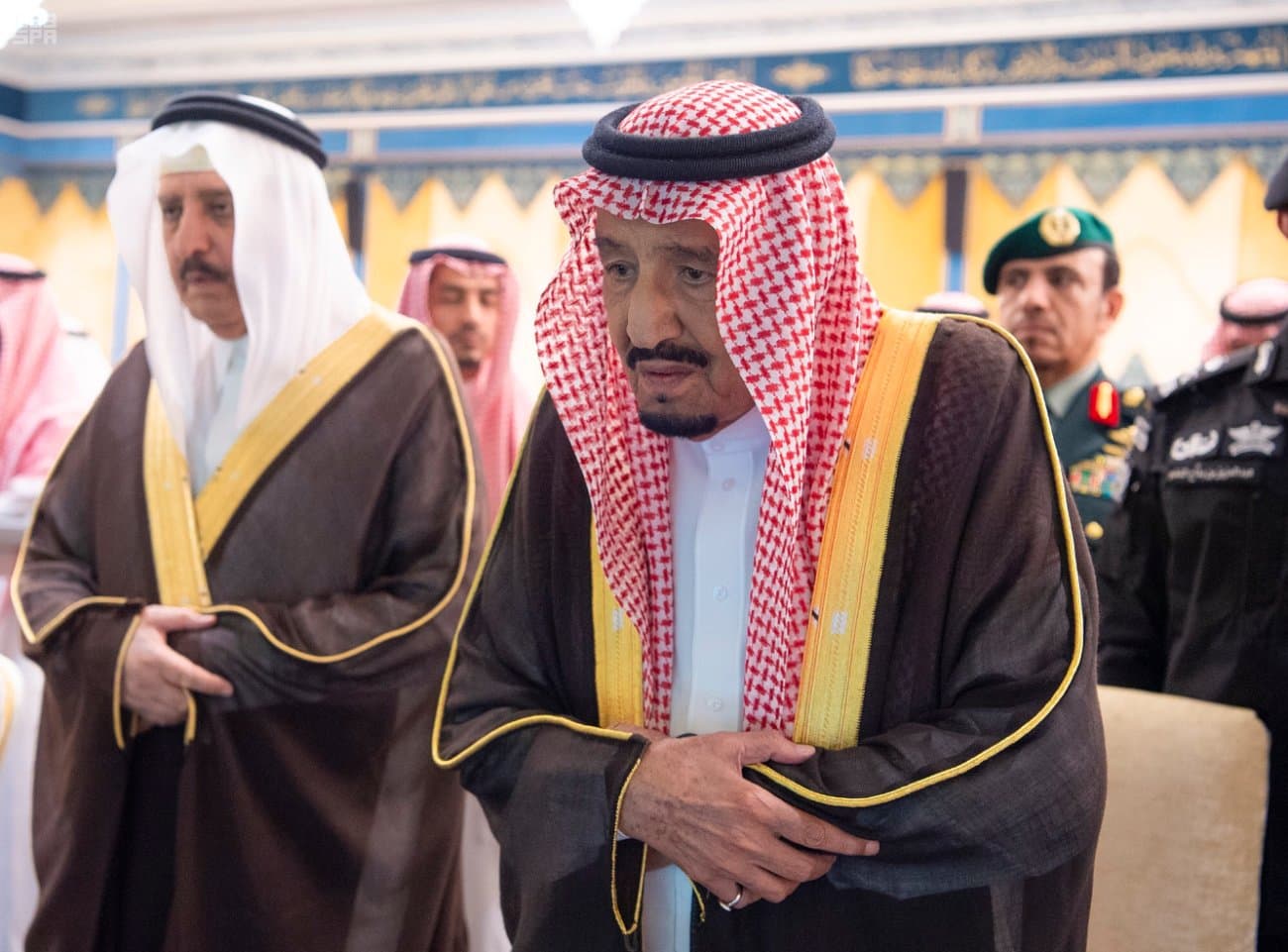 خادم الحرمين الشريفين يؤدي صلاة الميت على الأمير بندر بن عبدالعزيز