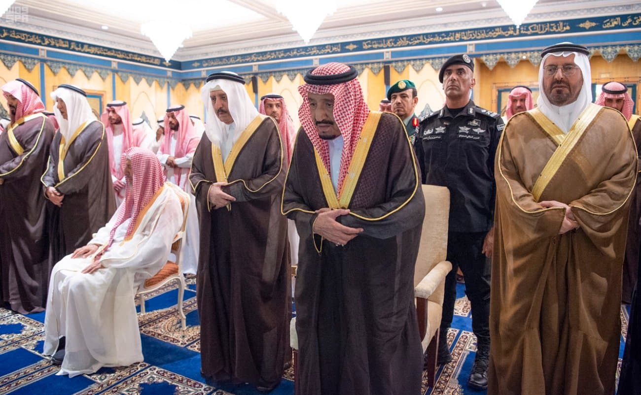 خادم الحرمين الشريفين يؤدي صلاة الميت على الأمير بندر بن عبدالعزيز