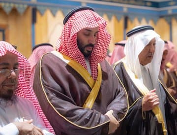 خادم الحرمين الشريفين يؤدي صلاة الميت على الأمير بندر بن عبدالعزيز