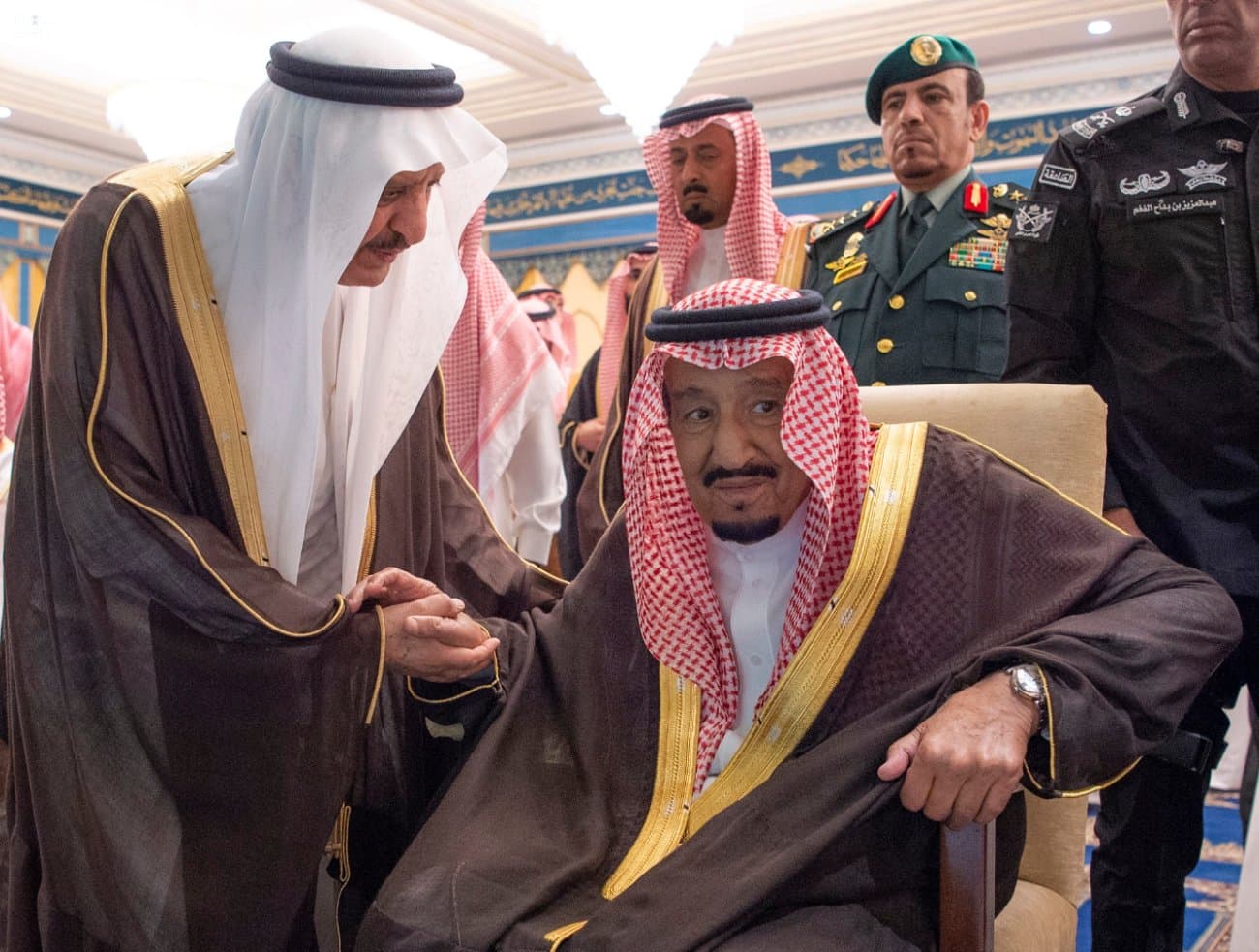 خادم الحرمين الشريفين يؤدي صلاة الميت على الأمير بندر بن عبدالعزيز