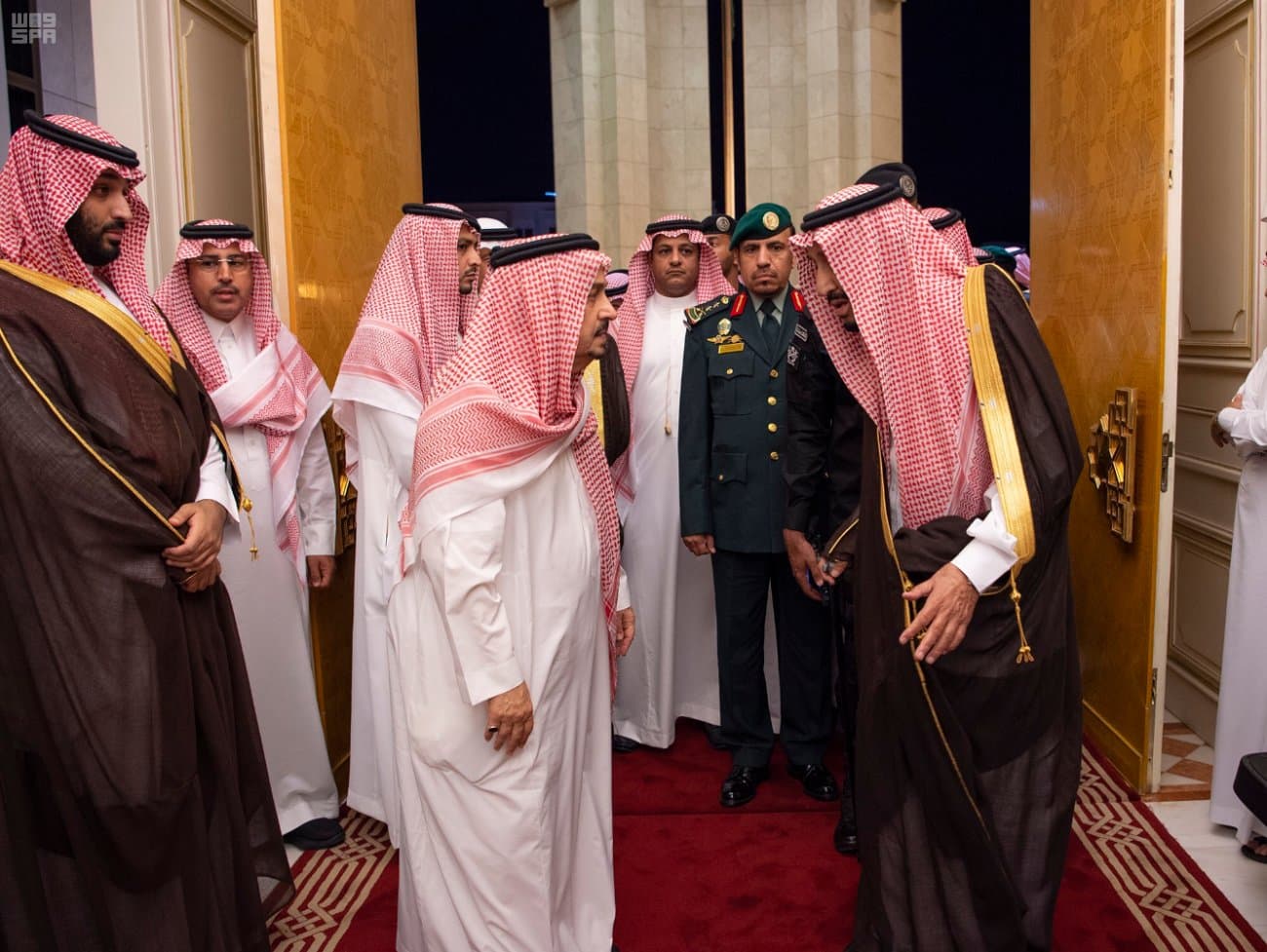 خادم الحرمين الشريفين يؤدي صلاة الميت على الأمير بندر بن عبدالعزيز