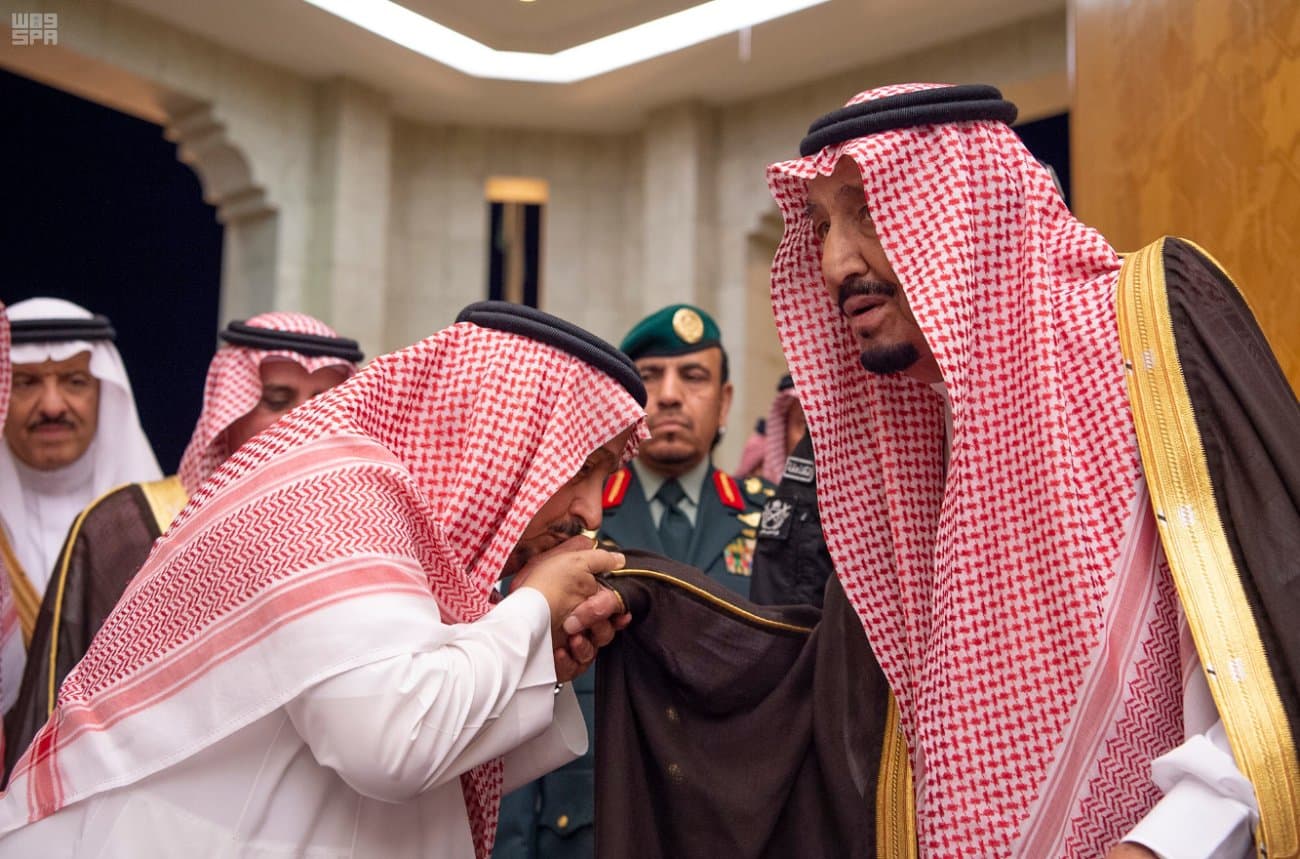 خادم الحرمين الشريفين يؤدي صلاة الميت على الأمير بندر بن عبدالعزيز