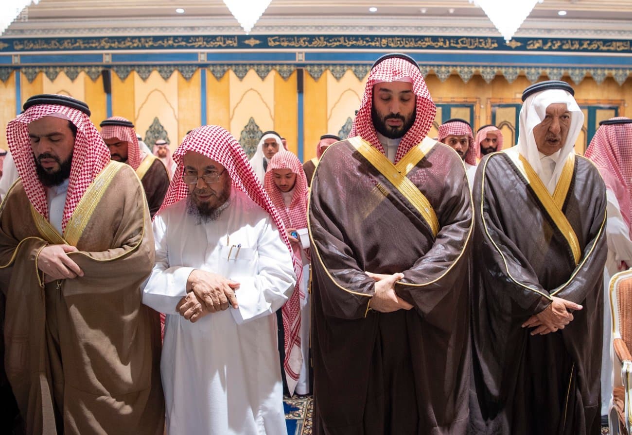 خادم الحرمين الشريفين يؤدي صلاة الميت على الأمير بندر بن عبدالعزيز