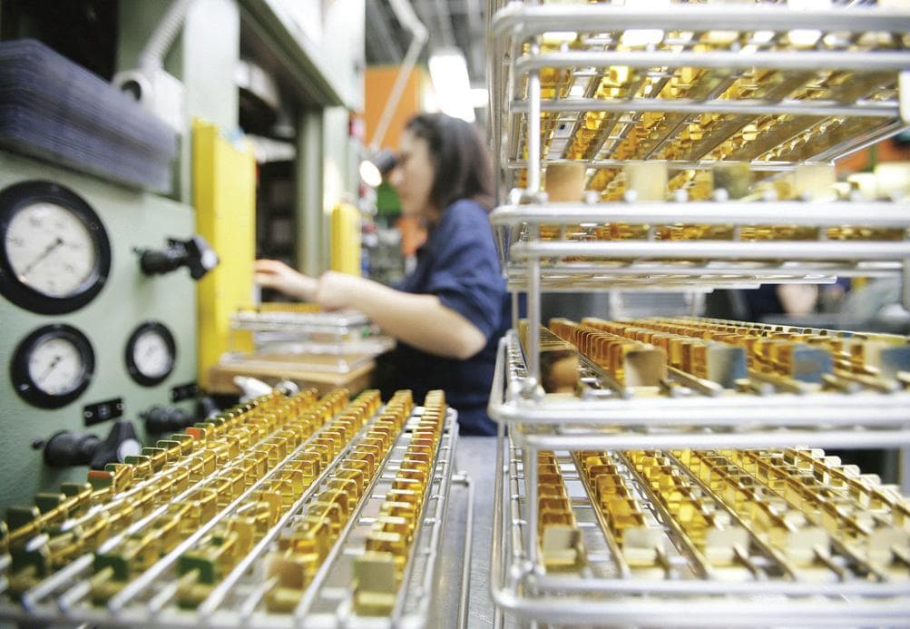 الذهب يغير اتجاهه .. كسر مستوى 1400 دولار ويتجه لتكبد أكبر خسائره منذ مارس