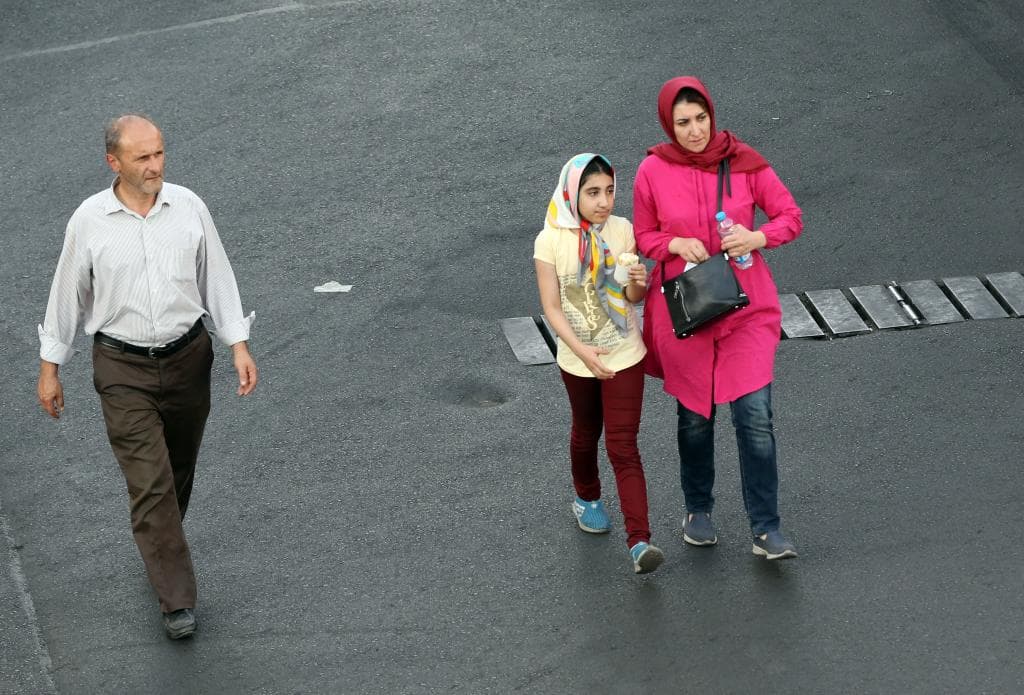 اليأس يدب في نفوس الإيرانيين.. التضخم والبطالة تعصف بالبلاد