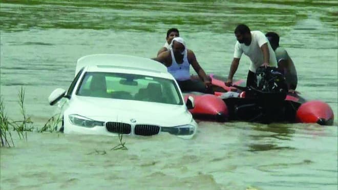 تلقى سيارة "بي إم دبليو" في عيد ميلاده.. فأغرقها عمدا