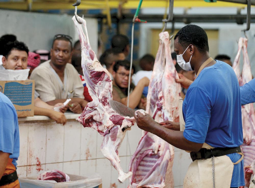 شباب سعوديون يقدمون خدمات «الجزارة» المنزلية بأسعار منافسة