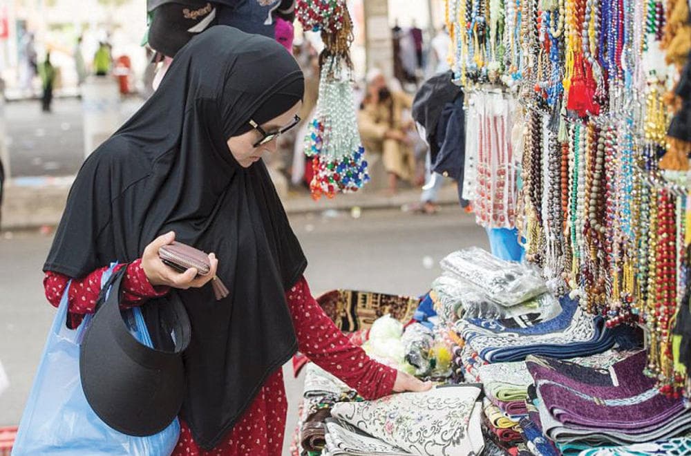 هدايا الحج تجذب ضيوف الرحمن .. أبرزها السجادات المزخرفة وصور الحرمين