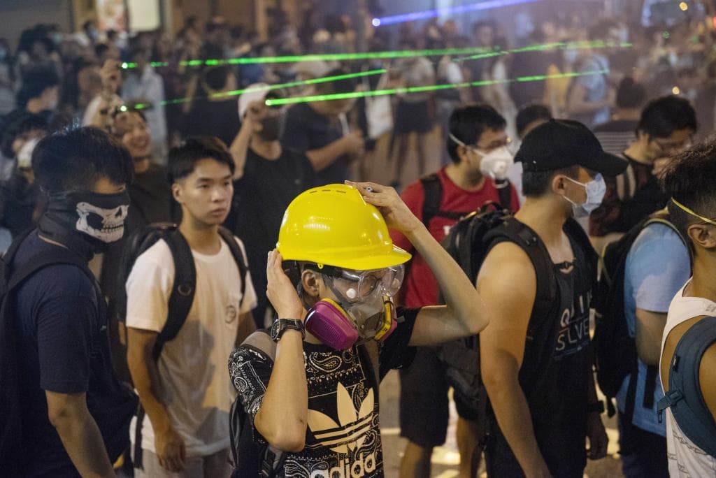 مخاوف من تحرك عسكري صيني ضد هونج كونج.. والمطار يستأنف الرحلات الجوية