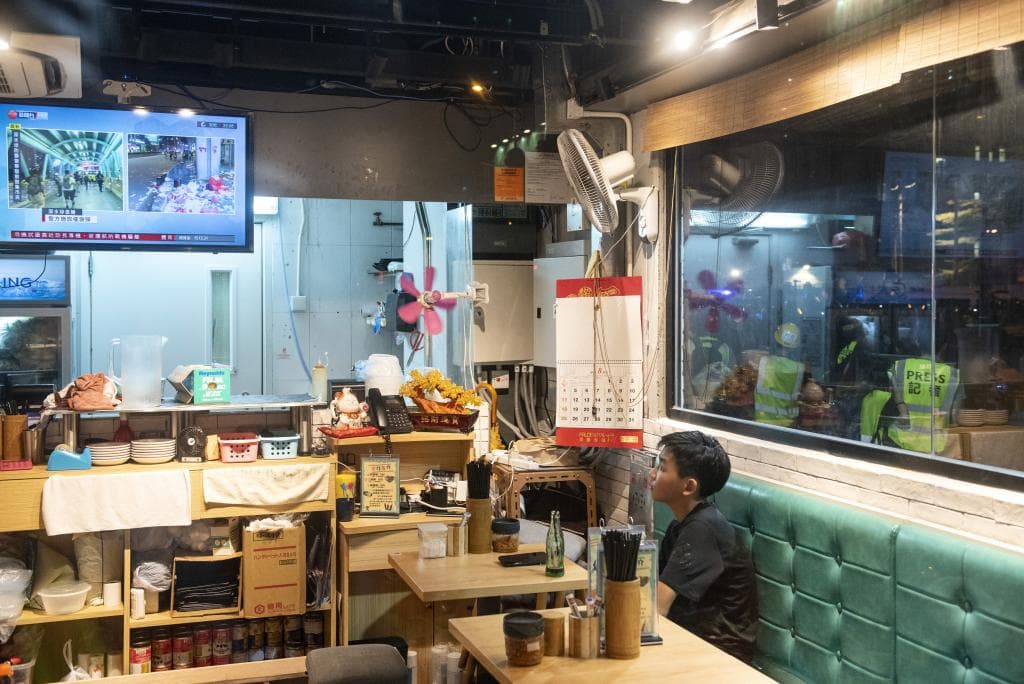 مخاوف من تحرك عسكري صيني ضد هونج كونج.. والمطار يستأنف الرحلات الجوية