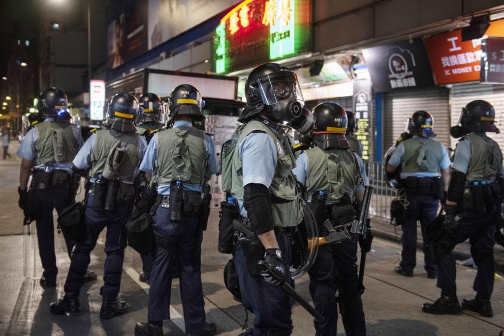 مخاوف من تحرك عسكري صيني ضد هونج كونج.. والمطار يستأنف الرحلات الجوية