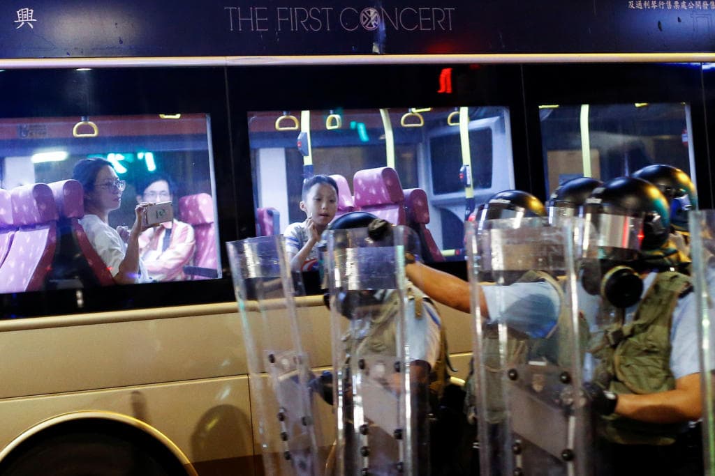 مخاوف من تحرك عسكري صيني ضد هونج كونج.. والمطار يستأنف الرحلات الجوية