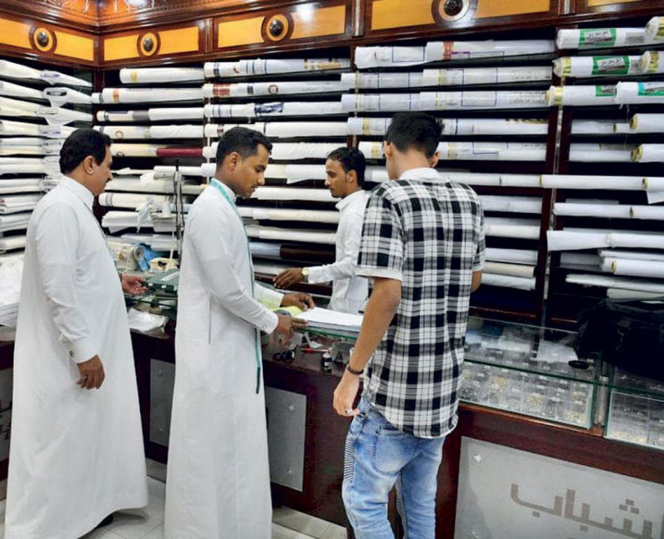 رخص محال الخياطة الرجالية ترتفع 1035 % في النصف الأول