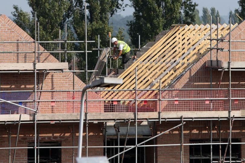 تراجع معدل تشييد المنازل في أمريكا والتراخيص تقفز لأعلى مستوى في 7 أشهر