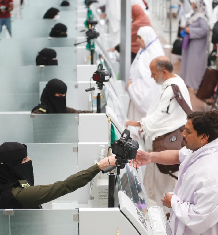موظفات سعوديات في الجوازات يستقبلن الحجاج في مطار الملك عبدالعزيز الدولي
