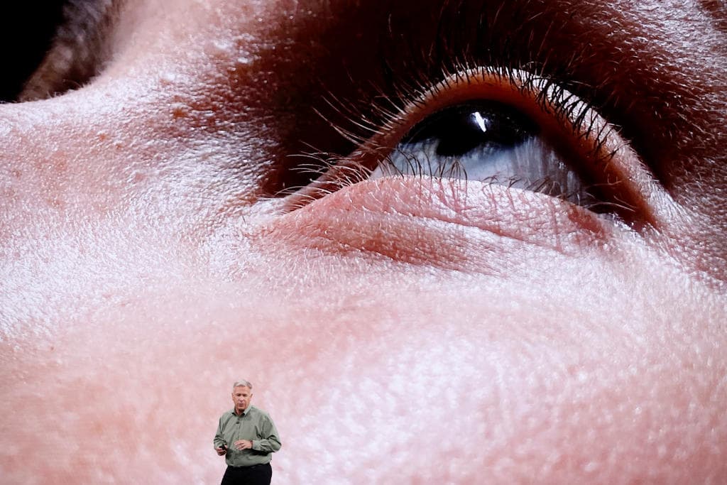 أبل تكشف عن آيفون بثلاث كاميرات وسعر أقل من ديزني لخدمة التلفزيون