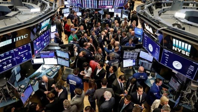 بورصة وول ستريت تغلق متباينة مع تجاذبها بين خسائر لأسهم أبل وانحسار التوترات التجارية