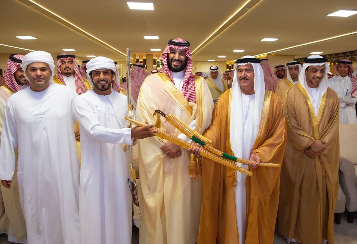 6 سيوف وبندق وخنجر لأبطال مهرجان ولي العهد للهجن 